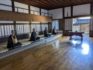 曹洞宗総合研究センターと花園大学国際禅学研究所・臨済宗妙心寺派教化センターとの僧堂体験交流事業が行われました 曹洞宗総合研究センター